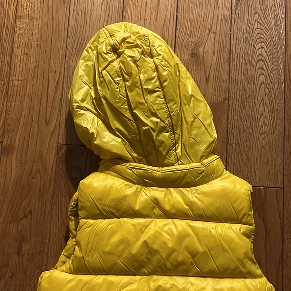 Sprout | toddler puffer style vest size 2 yellow hooded jacket - Picture 4 of 7